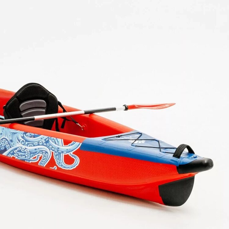 Бастық өз қол астындағы қызметкерінің бетінен мысығымен отырды